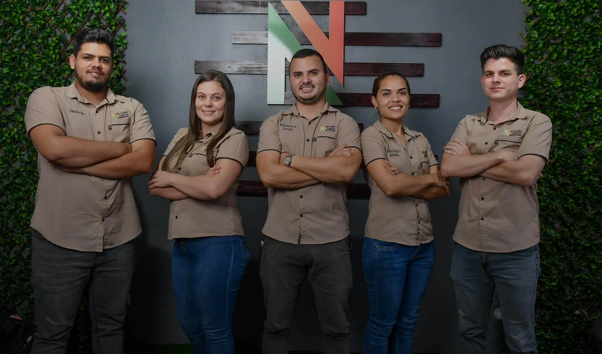Equipo de Navarro Vargas Inmobiliaria posando en uniforme